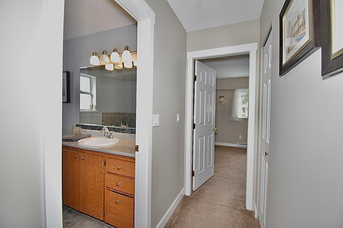 Hallway Photo of 6135 Fairway Avenue, Sechelt, BC