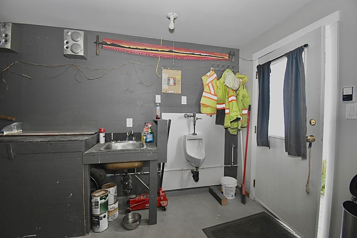 Hot Tub / Spa Photo of 6135 Fairway Avenue, Sechelt, BC