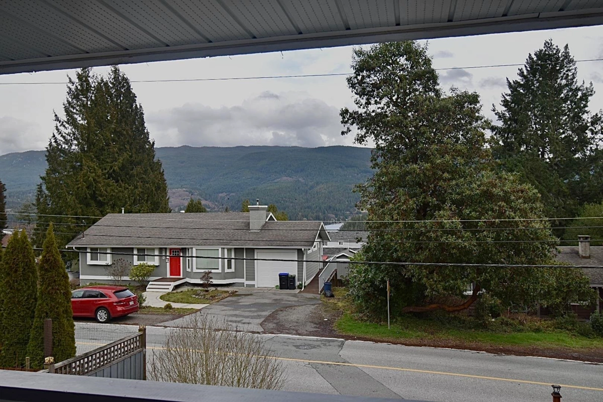 Laundry Room Photo of 6135 Fairway Avenue, Sechelt, BC