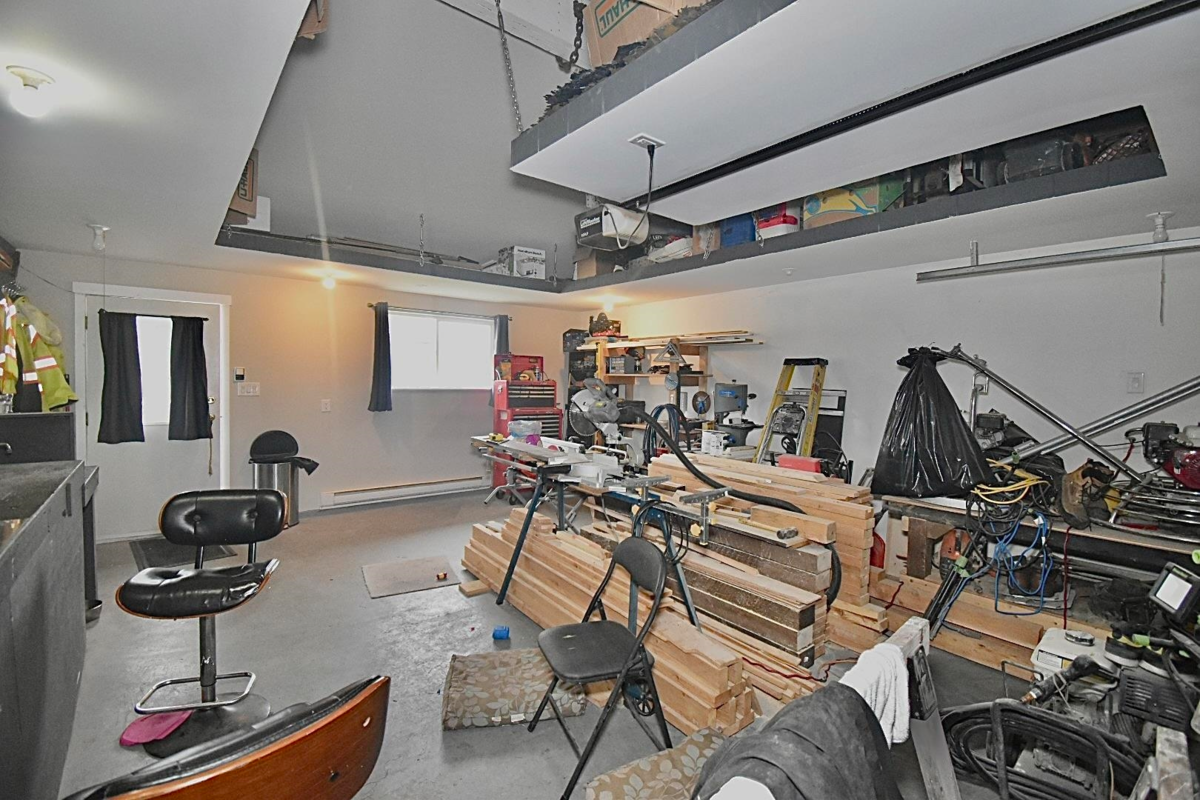 Swimming Pool Photo of 6135 Fairway Avenue, Sechelt, BC