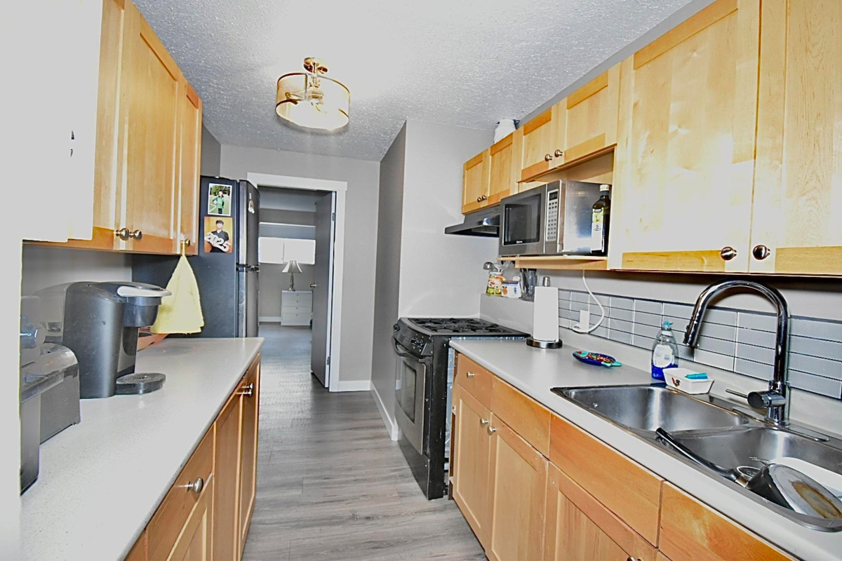 Walk-In Closet Photo of 6135 Fairway Avenue, Sechelt, BC