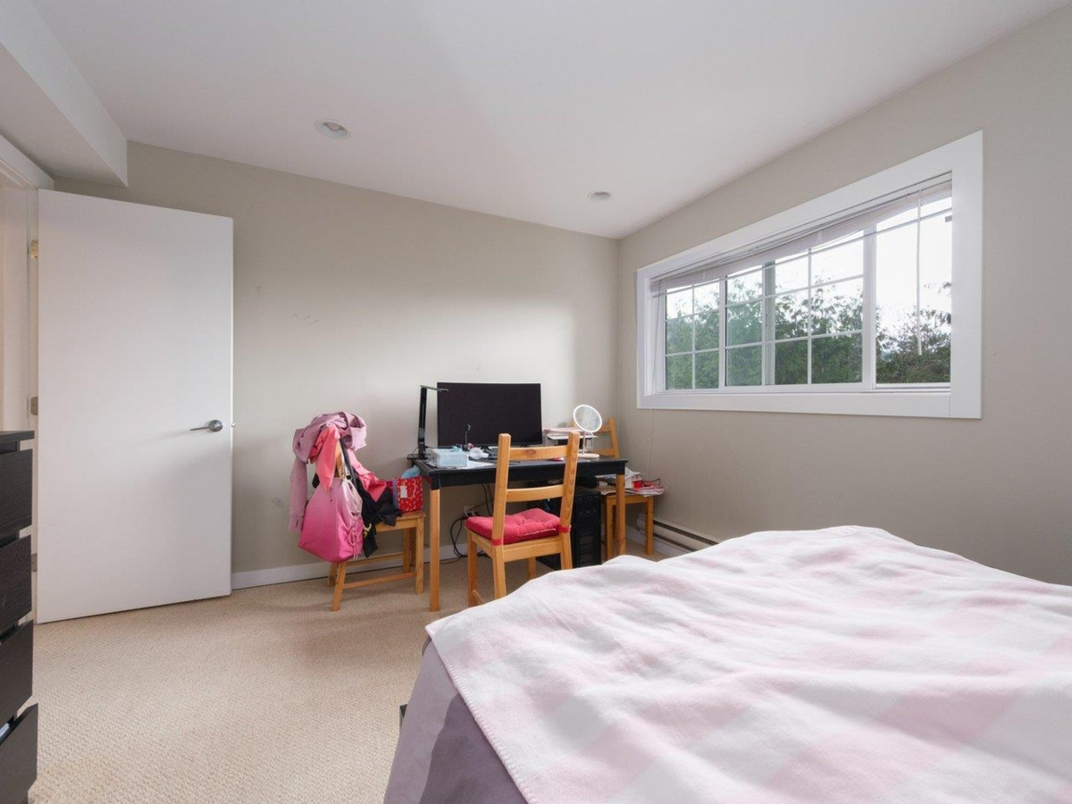 Backyard Photo of 530 St. Andrews Road, West Vancouver, BC