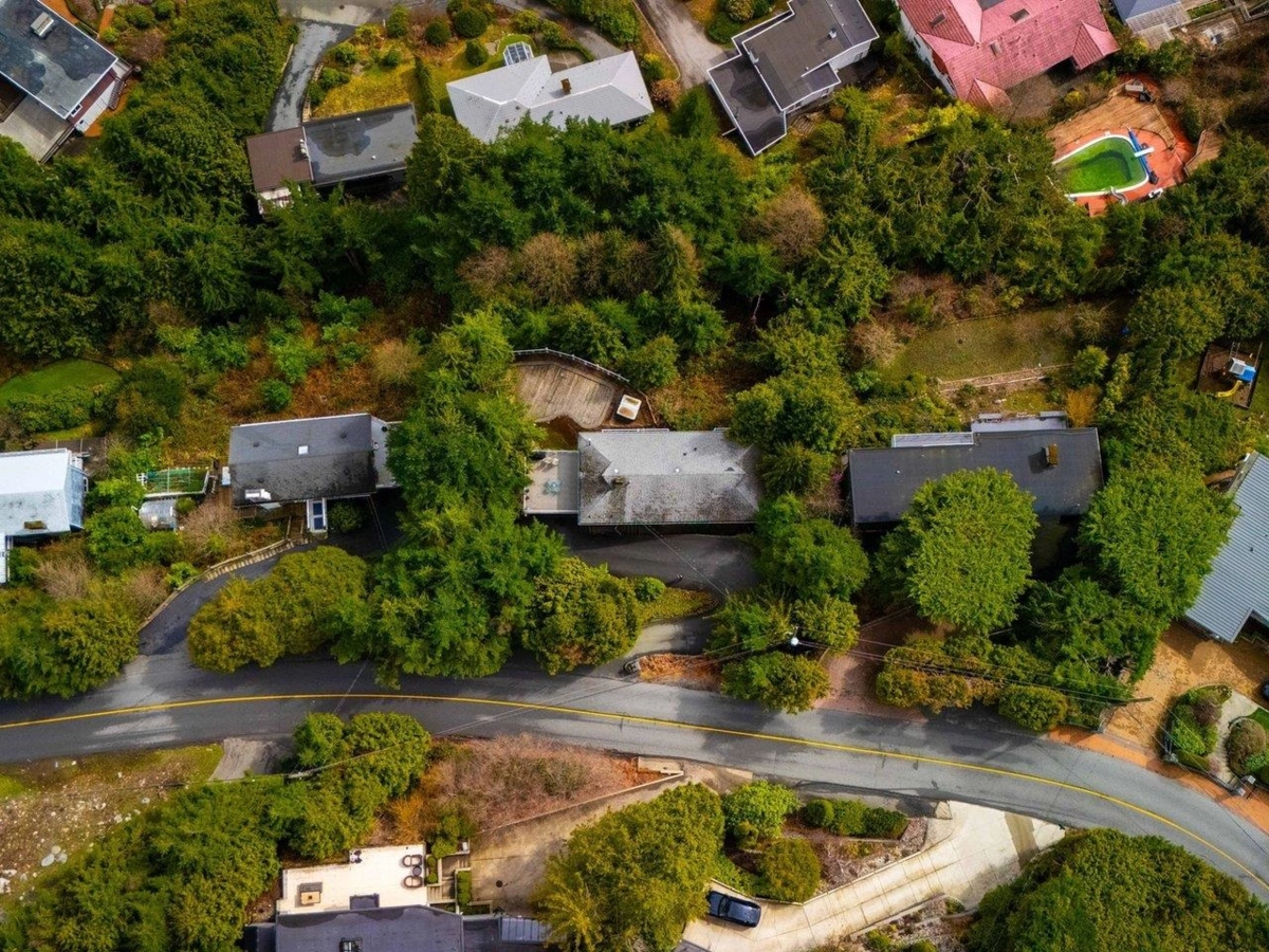 Breakfast Nook Photo of 530 St. Andrews Road, West Vancouver, BC