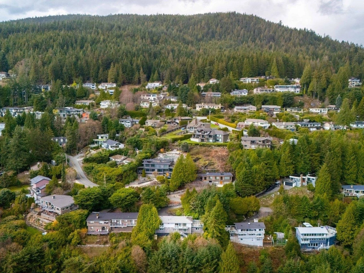 Dining Area Photo of 530 St. Andrews Road, West Vancouver, BC