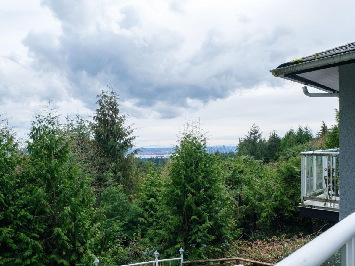 Entry Foyer Photo of 530 St. Andrews Road, West Vancouver, BC