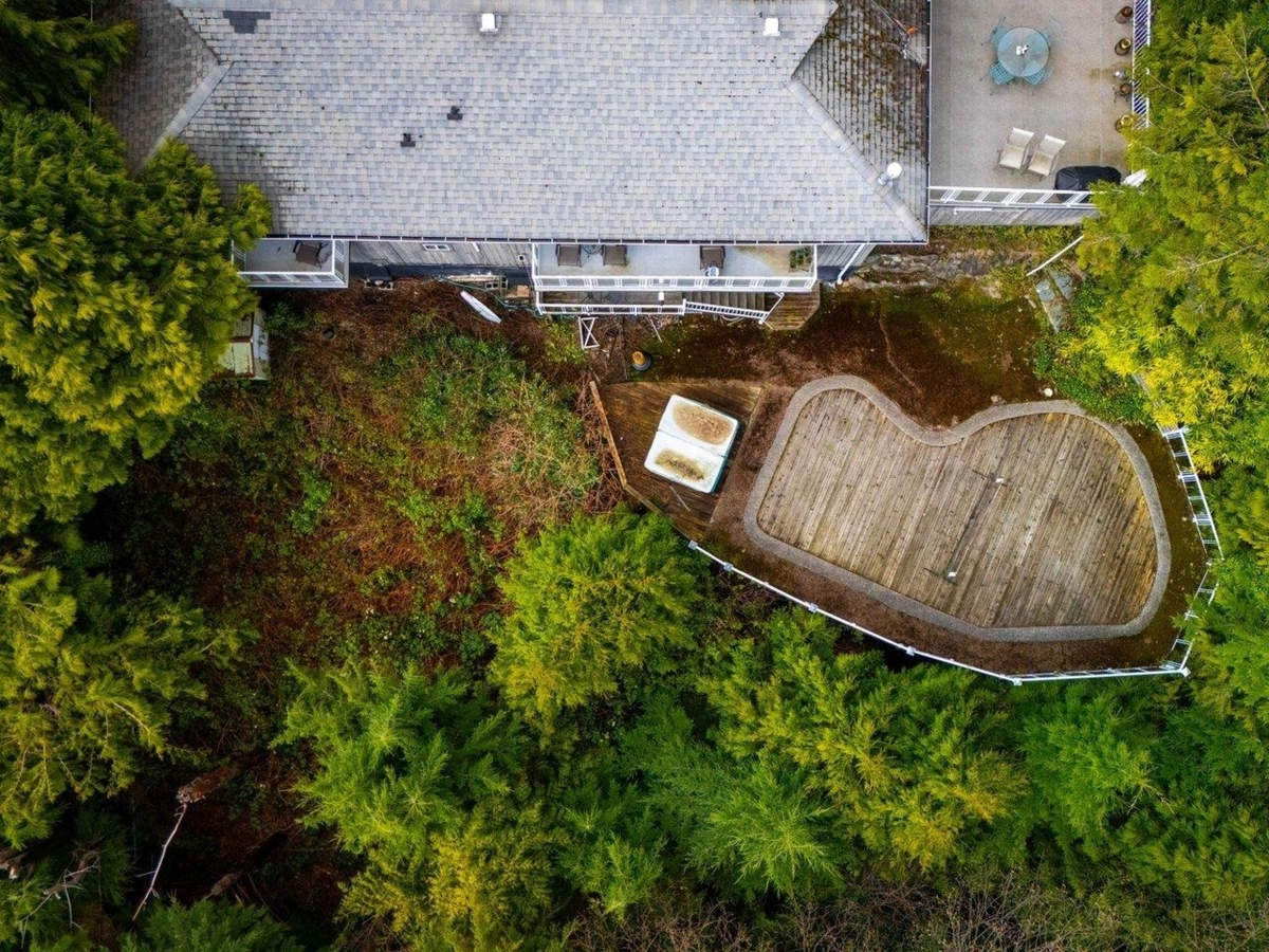 Family Room Photo of 530 St. Andrews Road, West Vancouver, BC