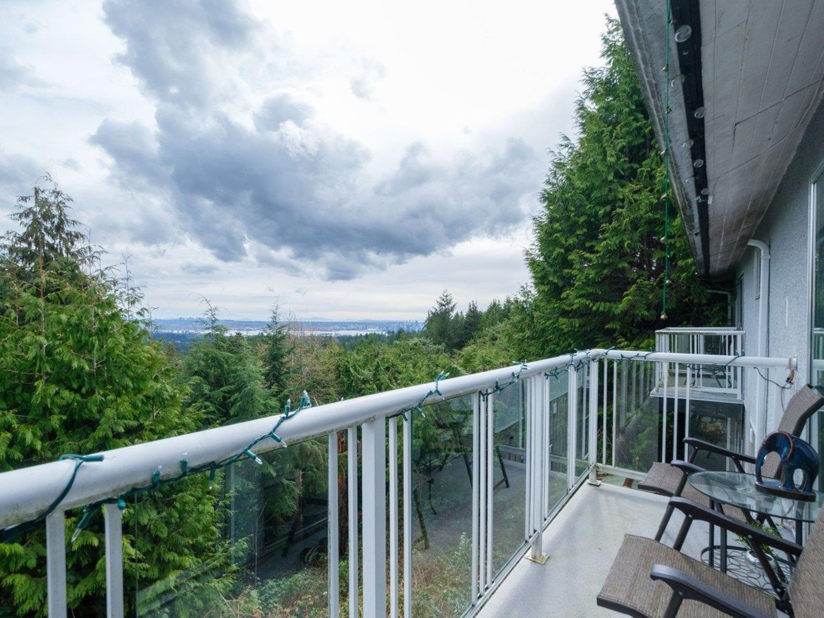 Hallway Photo of 530 St. Andrews Road, West Vancouver, BC