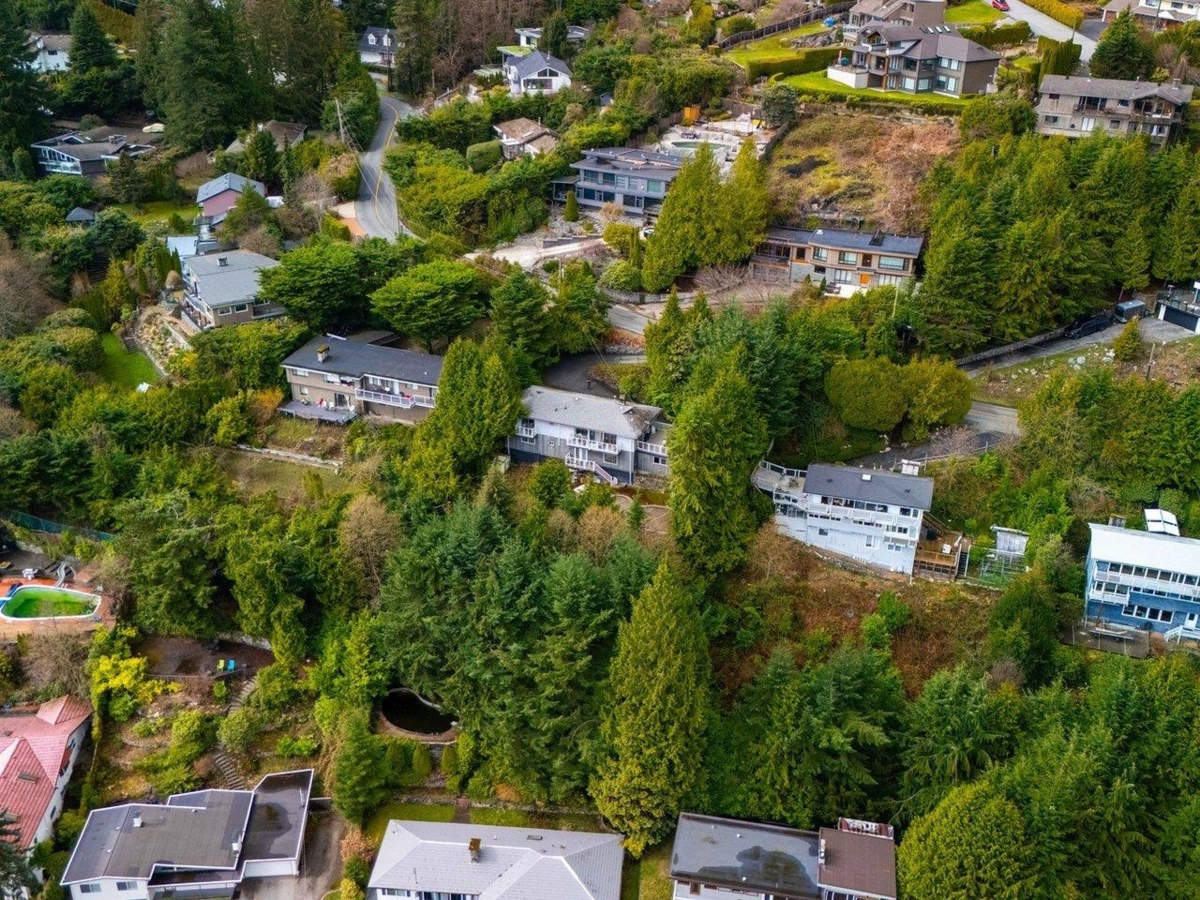 Kitchen Photo of 530 St. Andrews Road, West Vancouver, BC