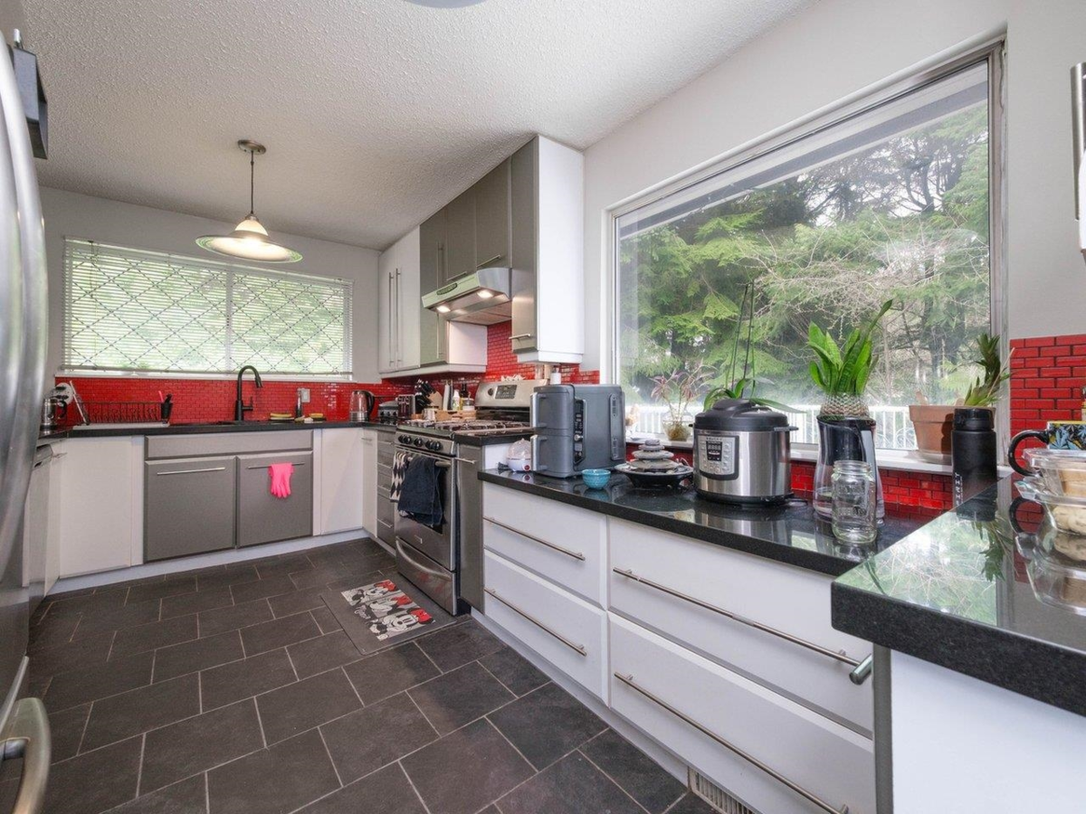 Powder Room Photo of 530 St. Andrews Road, West Vancouver, BC