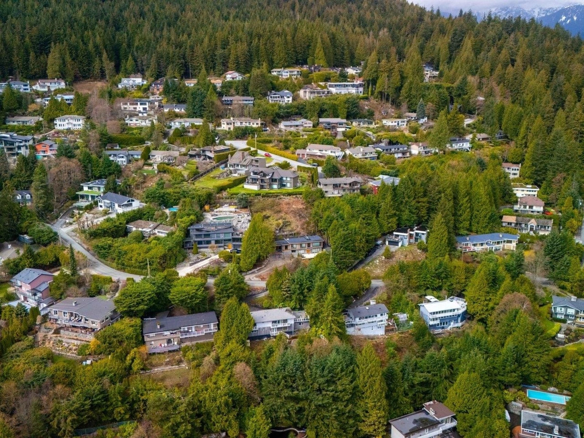 Primary Bathroom Photo of 530 St. Andrews Road, West Vancouver, BC