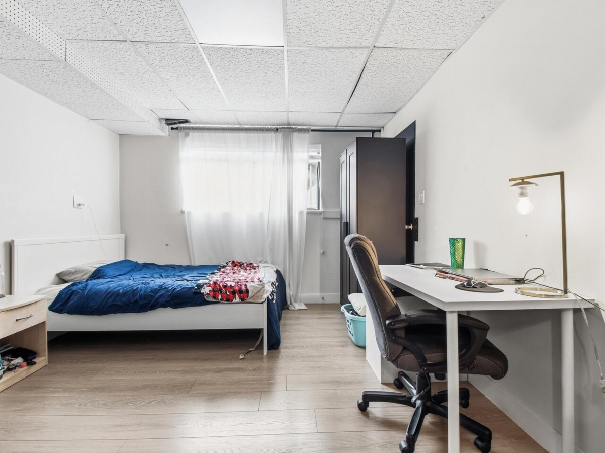 Entry Foyer Photo of 7640 Lawrence Drive, Burnaby, BC