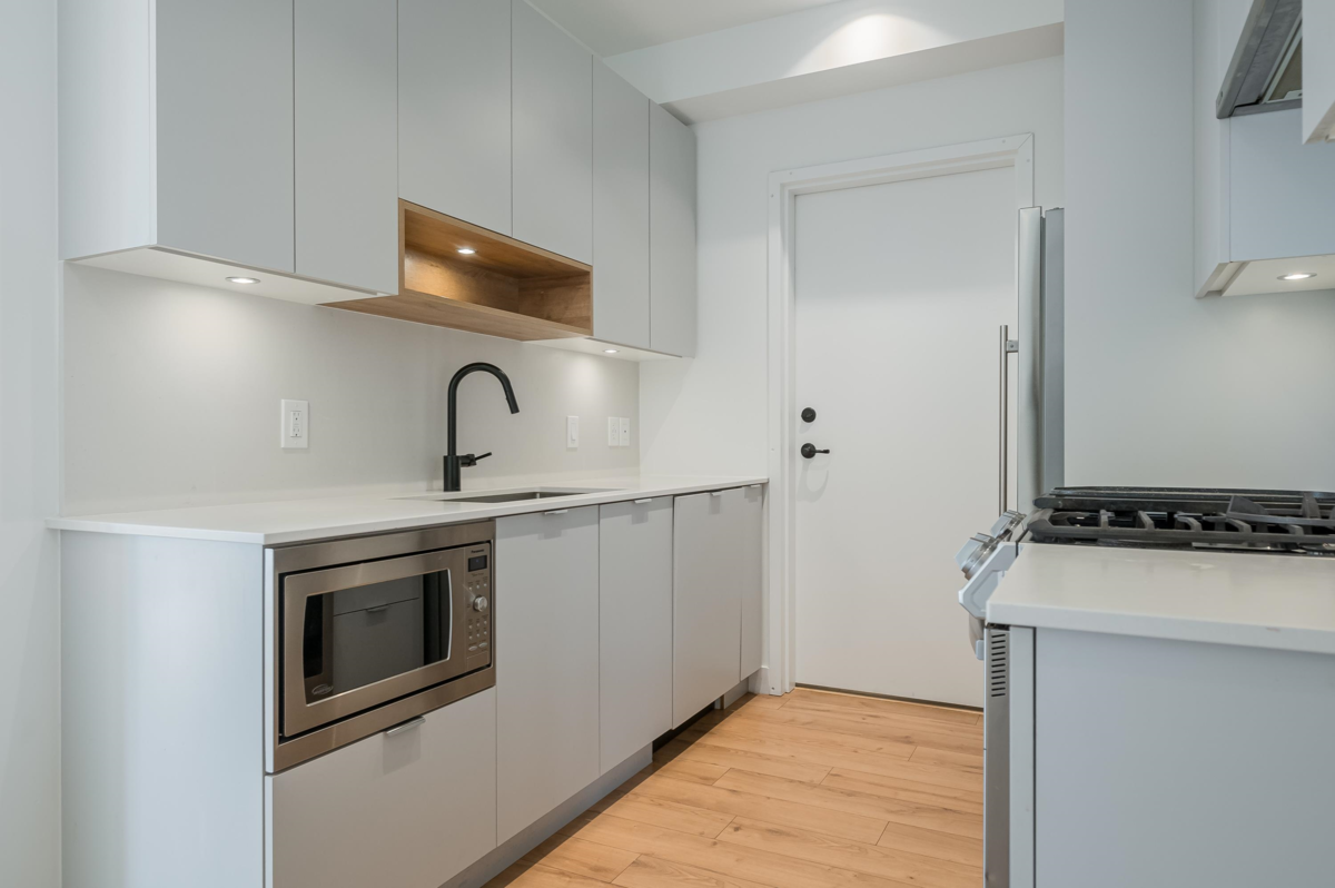 Primary Bathroom Photo of 310-311 2493 Montrose Avenue, Abbotsford, BC