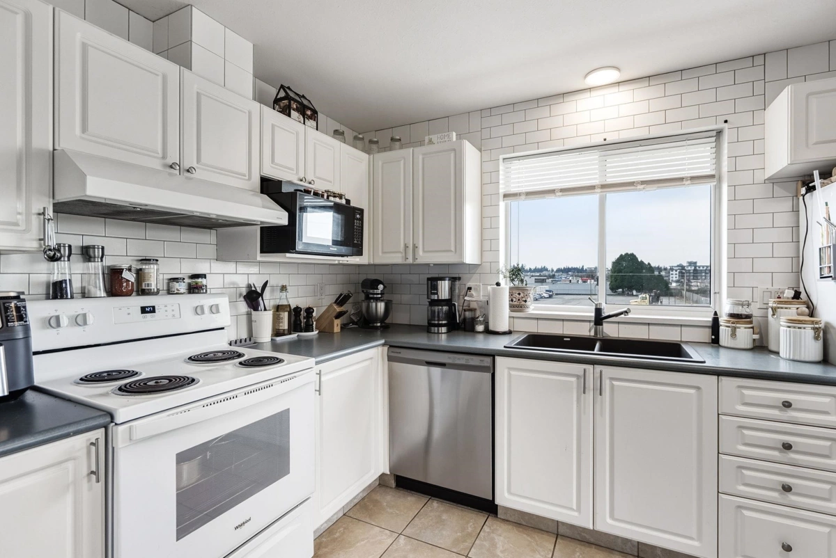 Kitchen Island Photo of 453 2750 Fairlane Street, Abbotsford, BC