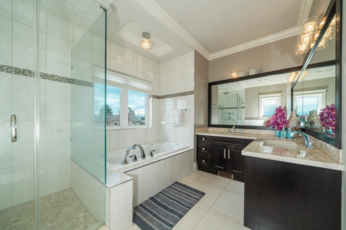 Entry Foyer Photo of 15807 Buena Vista Avenue, White Rock, BC