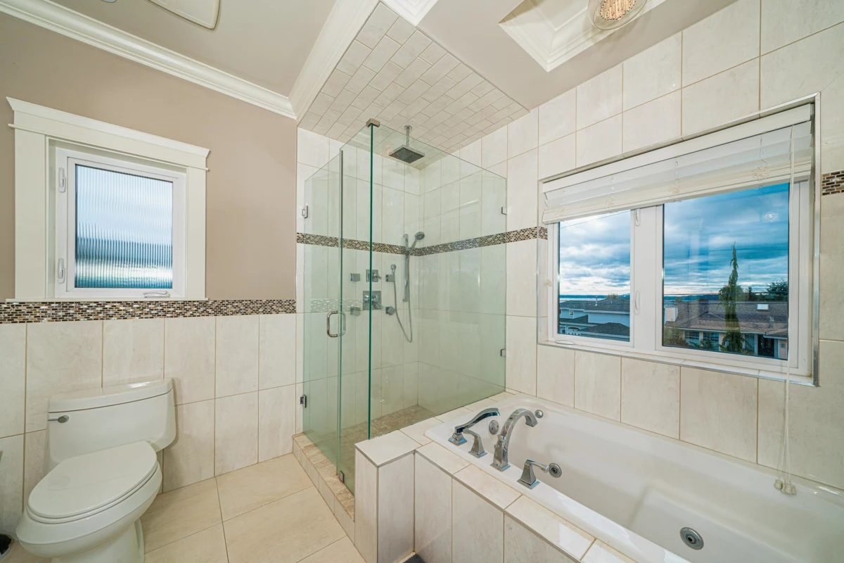 Hallway Photo of 15807 Buena Vista Avenue, White Rock, BC