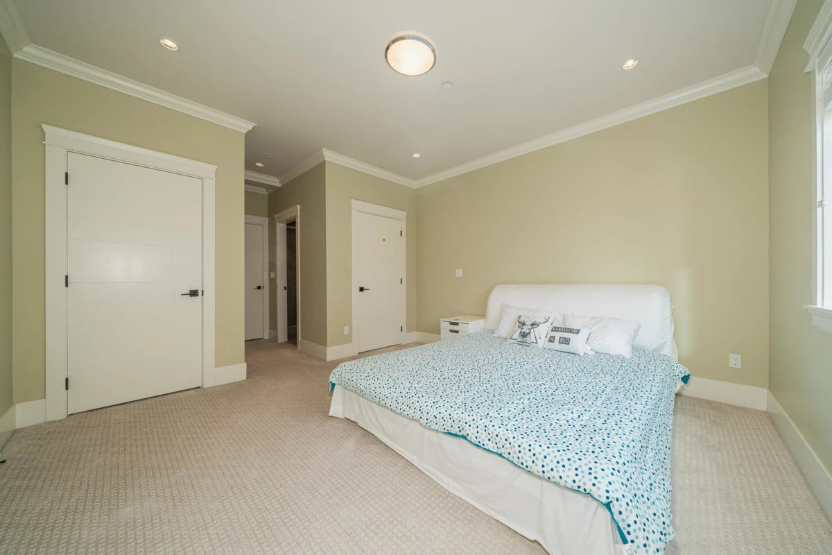 Kitchen Island Photo of 15807 Buena Vista Avenue, White Rock, BC
