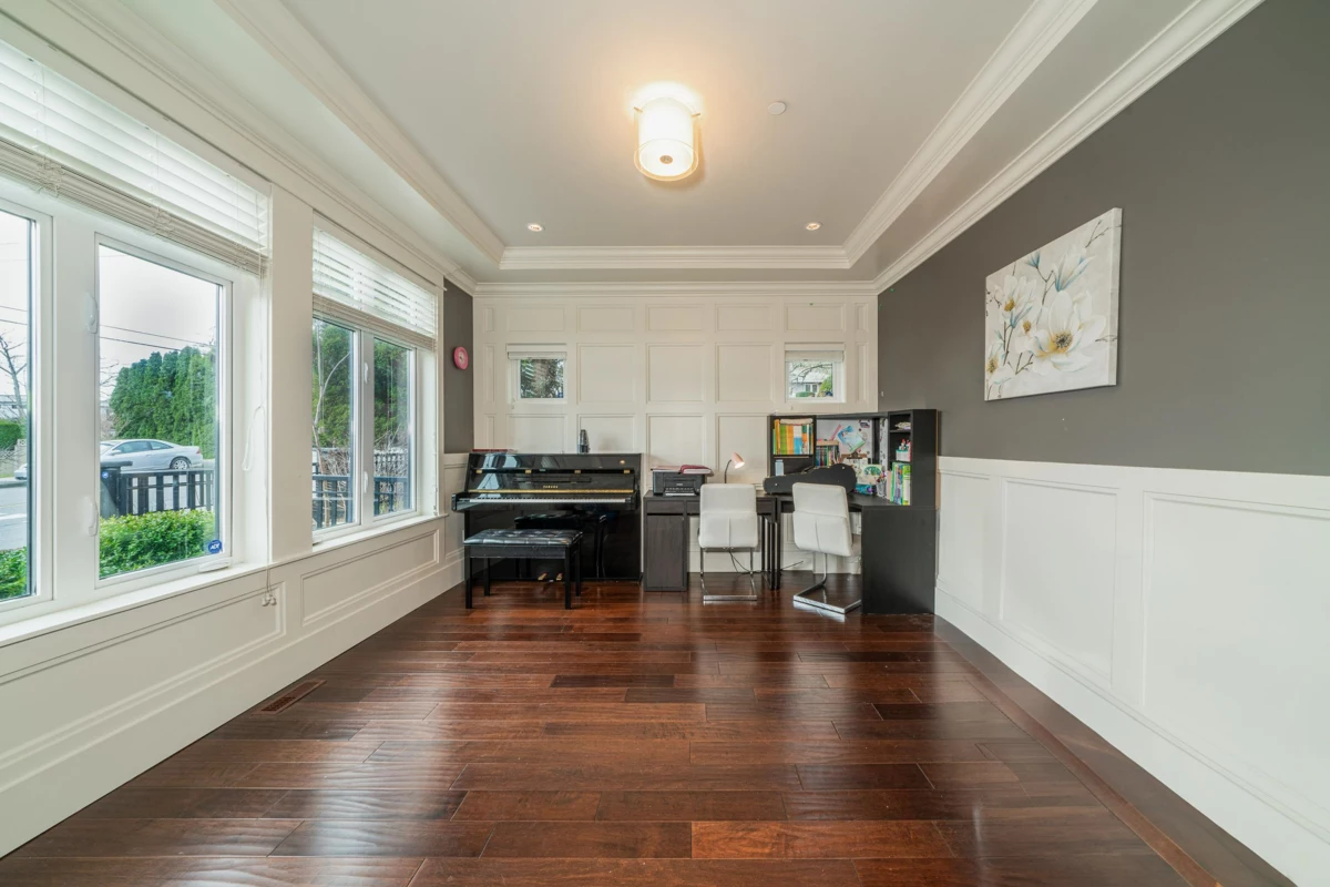 Living Room Photo of 15807 Buena Vista Avenue, White Rock, BC