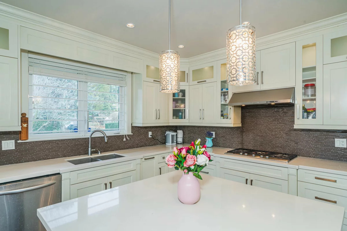 Powder Room Photo of 15807 Buena Vista Avenue, White Rock, BC