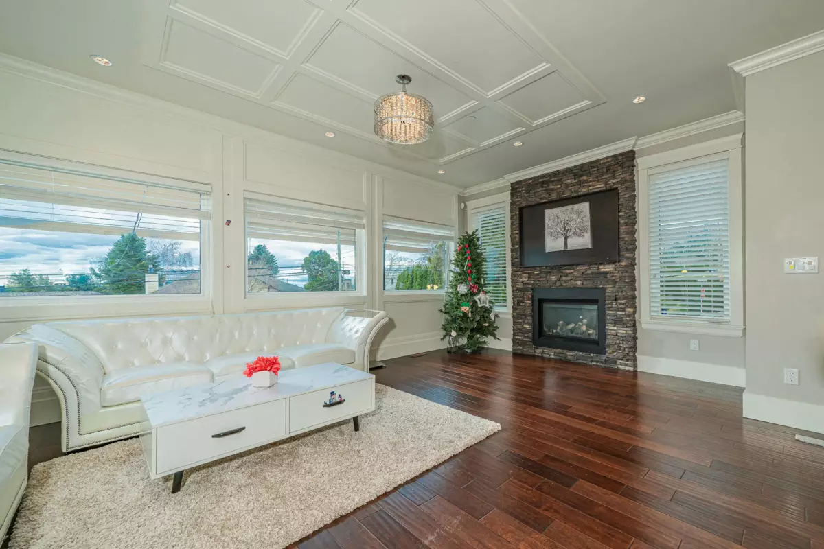 Primary Bathroom Photo of 15807 Buena Vista Avenue, White Rock, BC