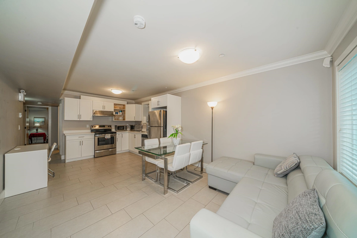 Swimming Pool Photo of 15807 Buena Vista Avenue, White Rock, BC