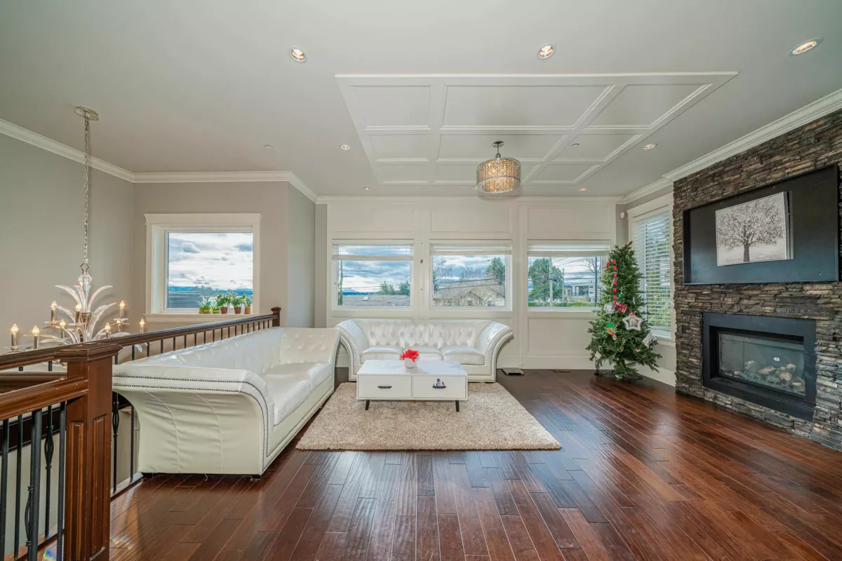 Walk-In Closet Photo of 15807 Buena Vista Avenue, White Rock, BC