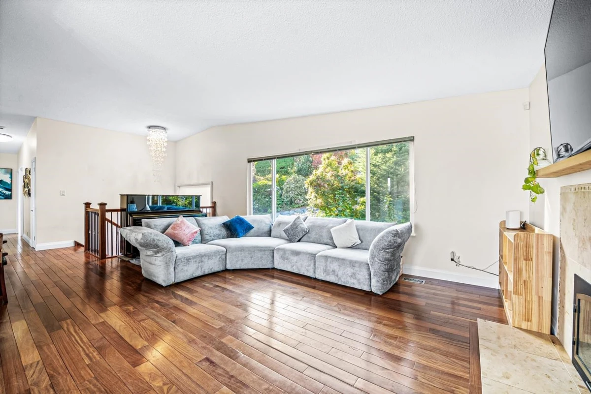 Kitchen Photo of 520 Ballantree Place, West Vancouver, BC