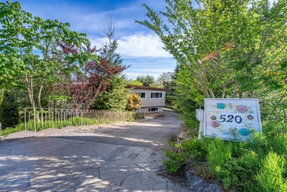 Front Yard Photo of 520 Ballantree Place, West Vancouver, BC