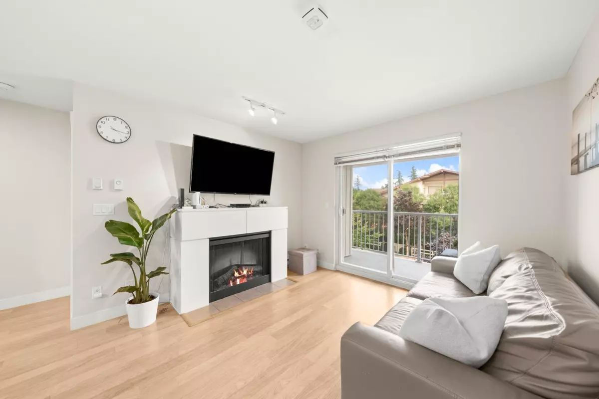 Dining Area Photo of 305 19388 65 Avenue, Surrey, BC