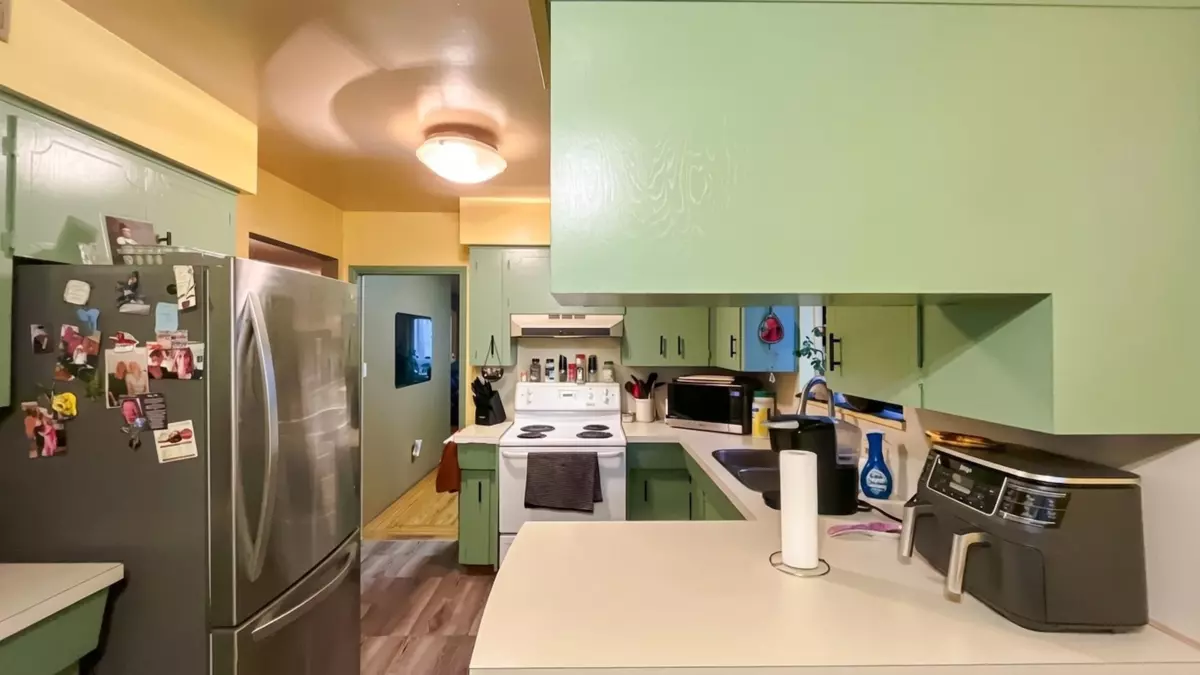 Dining Area Photo of 6611 Lakeview Avenue, Burnaby, BC