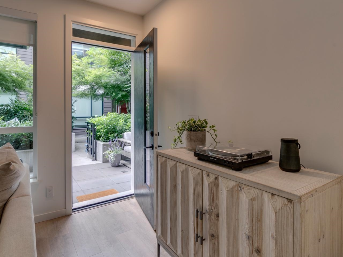 Living Room Photo of 8 533 E 3rd Street, North Vancouver, BC