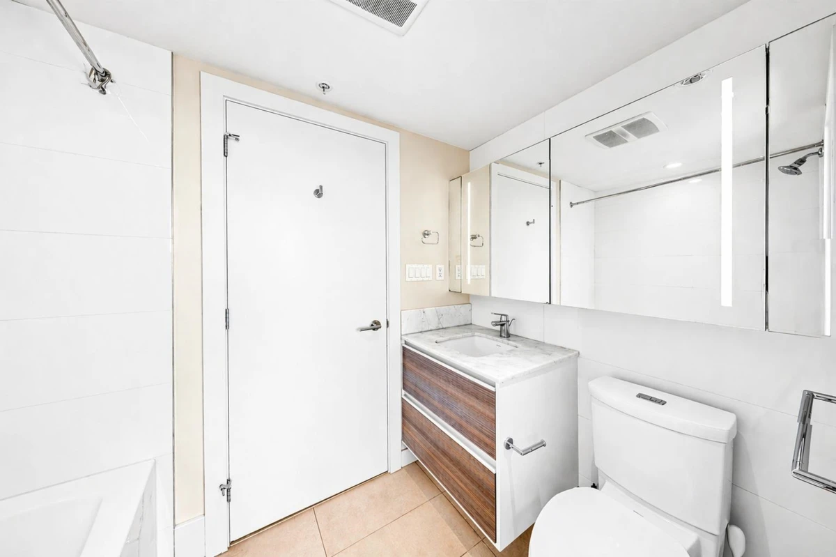 Primary Bathroom Photo of 2812 13398 104 Avenue, Surrey, BC
