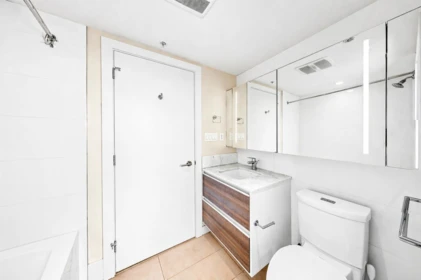 Primary Bathroom Photo of 2812 13398 104 Avenue, Surrey, BC