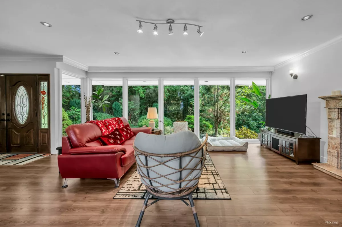 Dining Area Photo of 341 Rabbit Lane, West Vancouver, BC