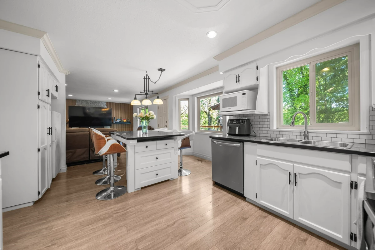 Dining Area Photo of 32507 Qualicum Place, Abbotsford, BC
