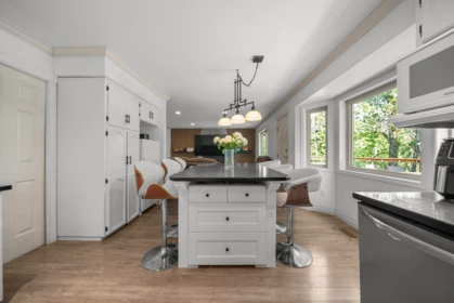 Kitchen Island Photo of 32507 Qualicum Place, Abbotsford, BC