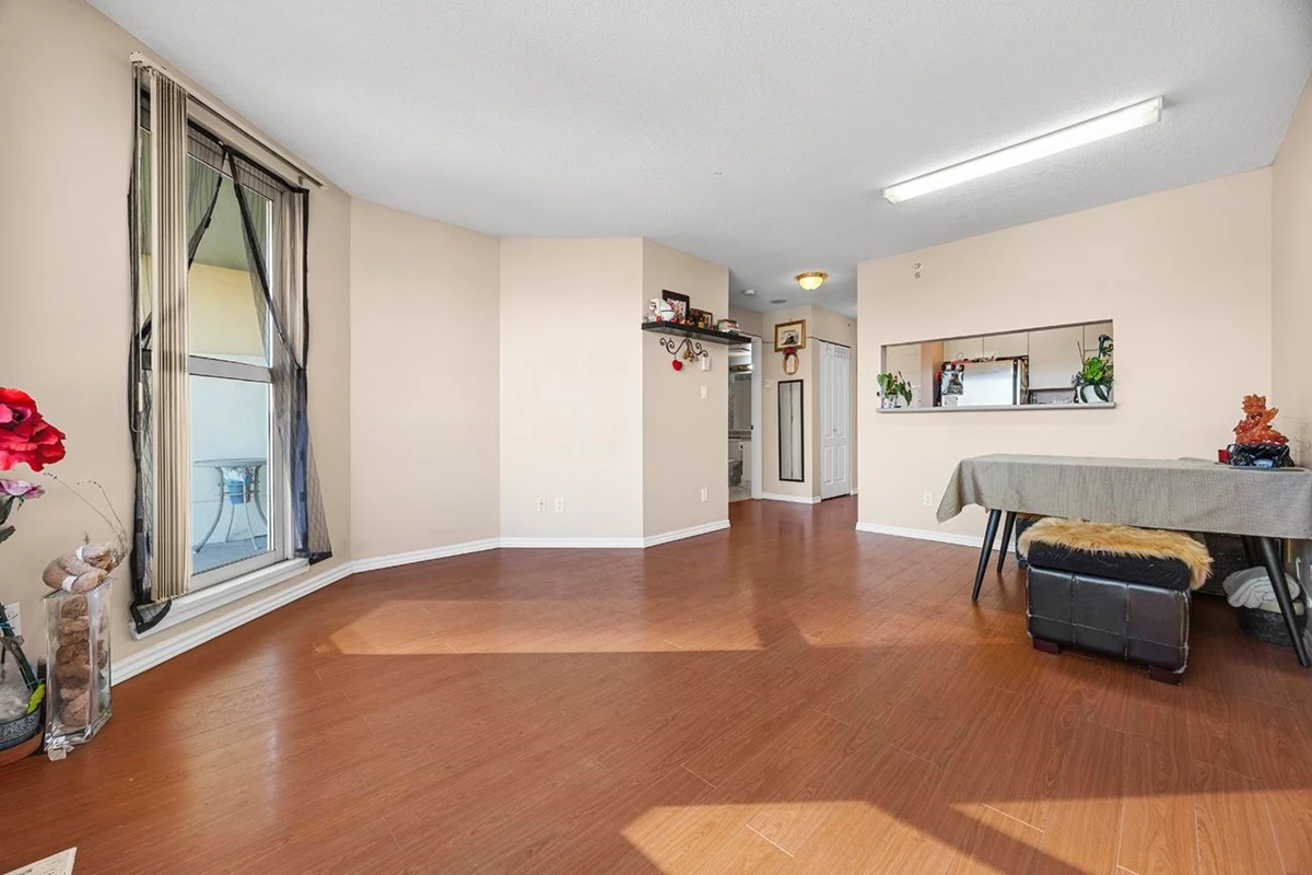 Living Room Photo of 910 3489 Ascot Place, Vancouver, BC