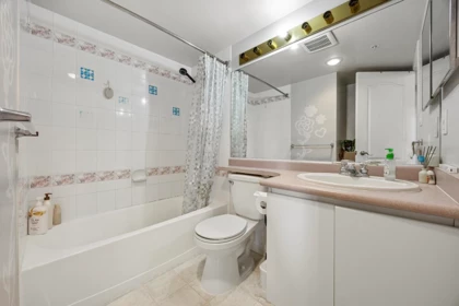 Primary Bathroom Photo of 910 3489 Ascot Place, Vancouver, BC