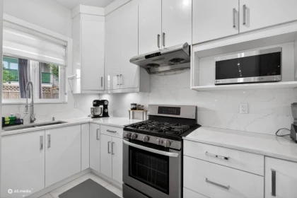 Powder Room Photo of 14298 62 Avenue, Surrey, BC