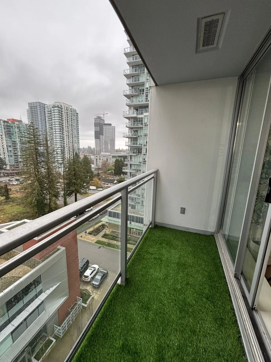 Family Room Photo of 1103 13325 102a Avenue, Surrey, BC