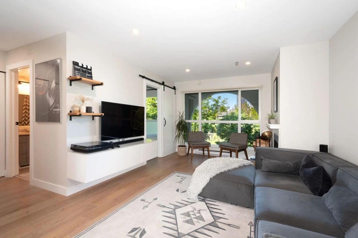 Dining Area Photo of 101 1166 W 6th Avenue, Vancouver, BC