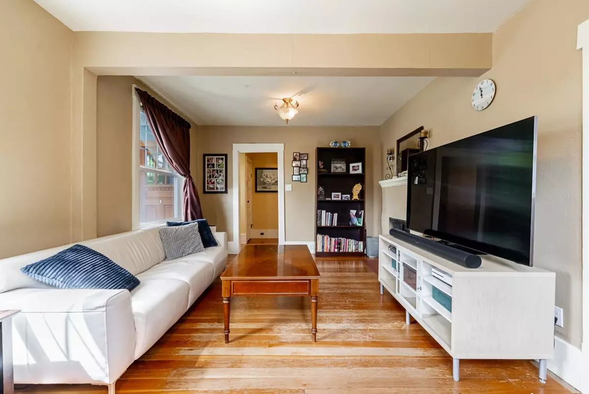 Dining Area Photo of 264 W Queens Road, North Vancouver, BC