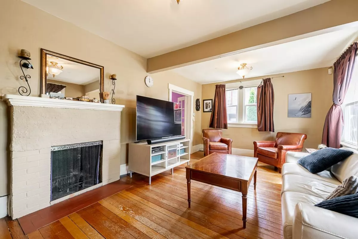 Family Room Photo of 264 W Queens Road, North Vancouver, BC