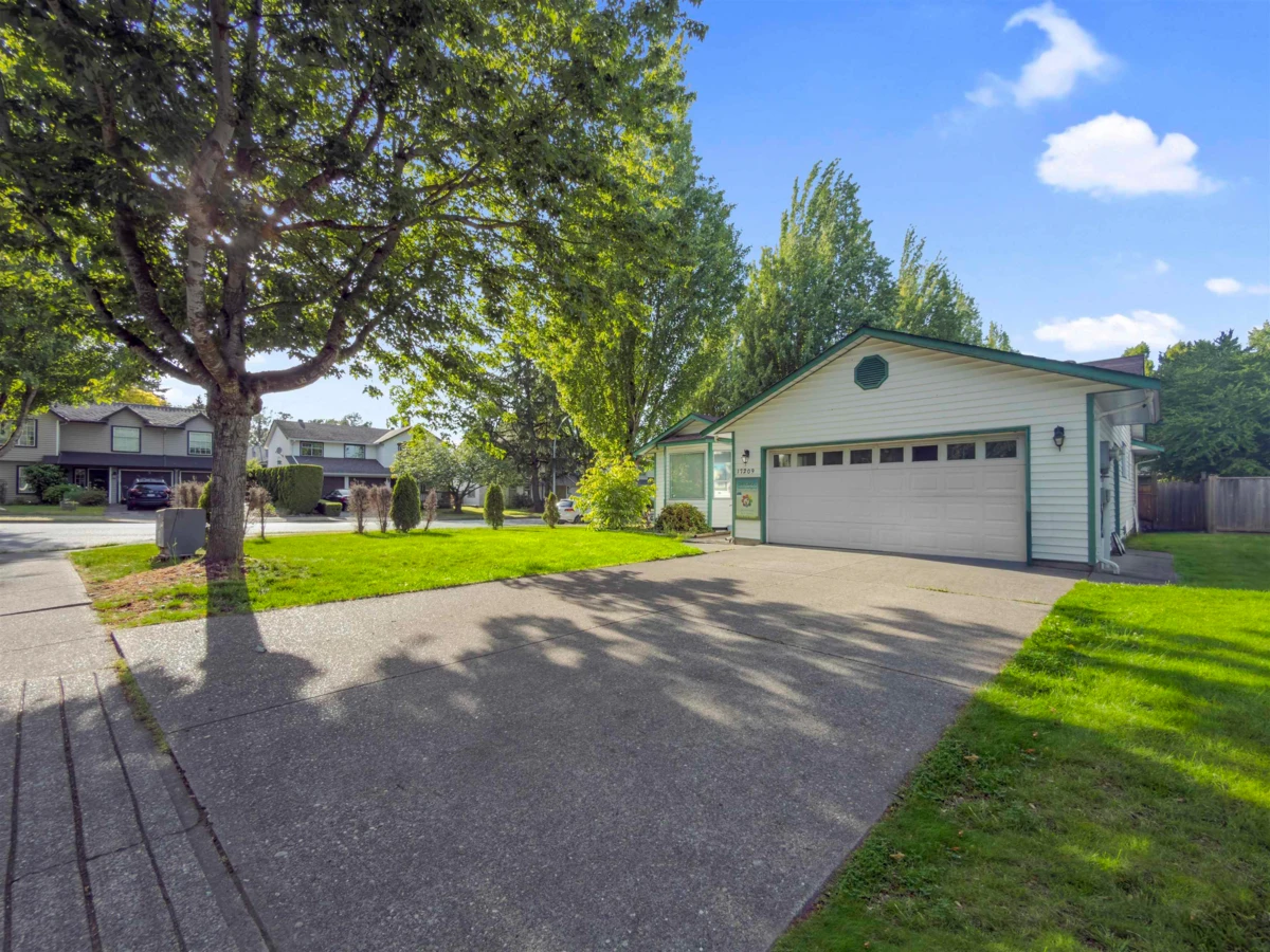 Living Room Photo of 17209 62a Ave, Surrey, BC