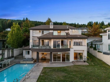 Front Yard Photo of 1526 Chippendale Court, West Vancouver, BC