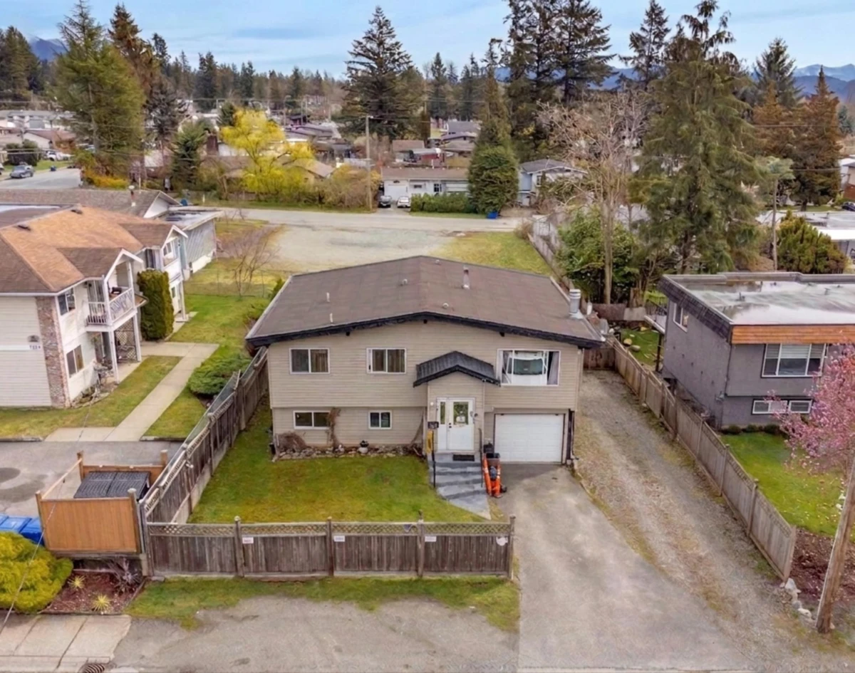 Family Room Photo of 7570 May Street, Mission, BC