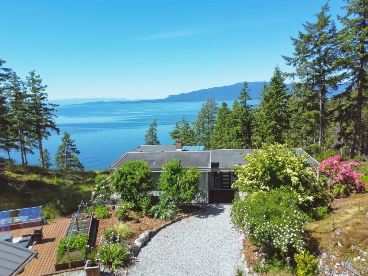 Dining Area Photo of 10991- 10993 Sunshine Coast Highway, Halfmoon Bay, BC