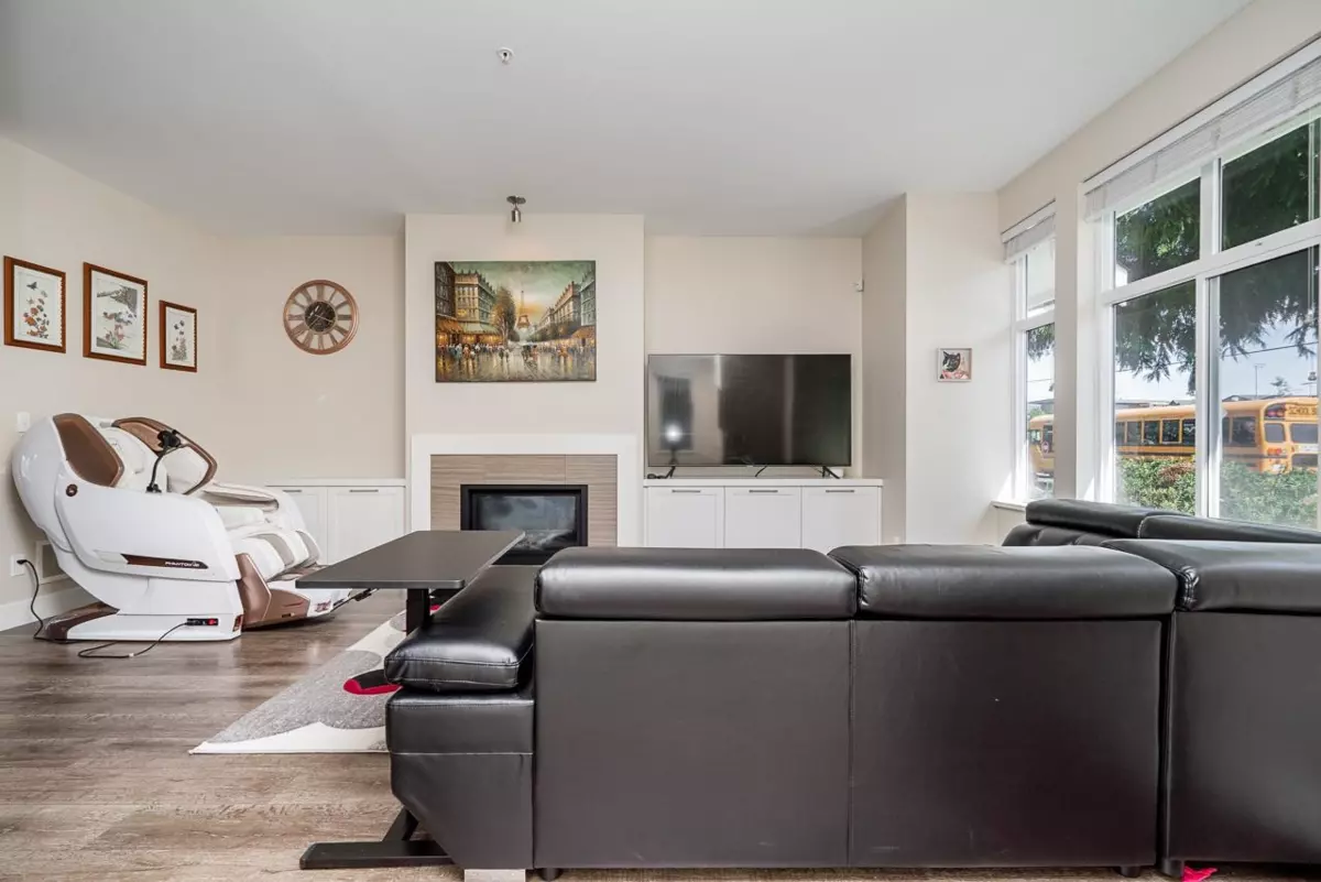 Living Room Photo of 20581 84 AVENUE, Langley BC V2Y 0P4