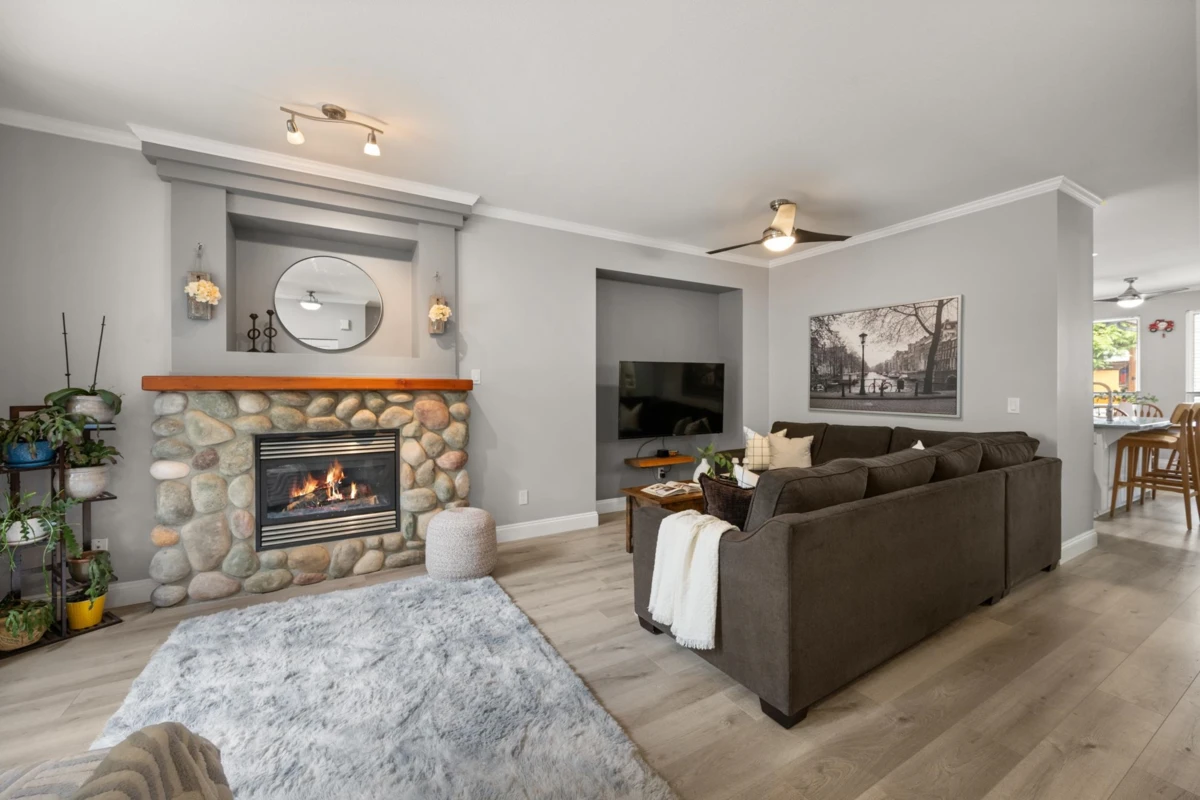 Living Room Photo of 24199 102b Avenue, Maple Ridge, BC