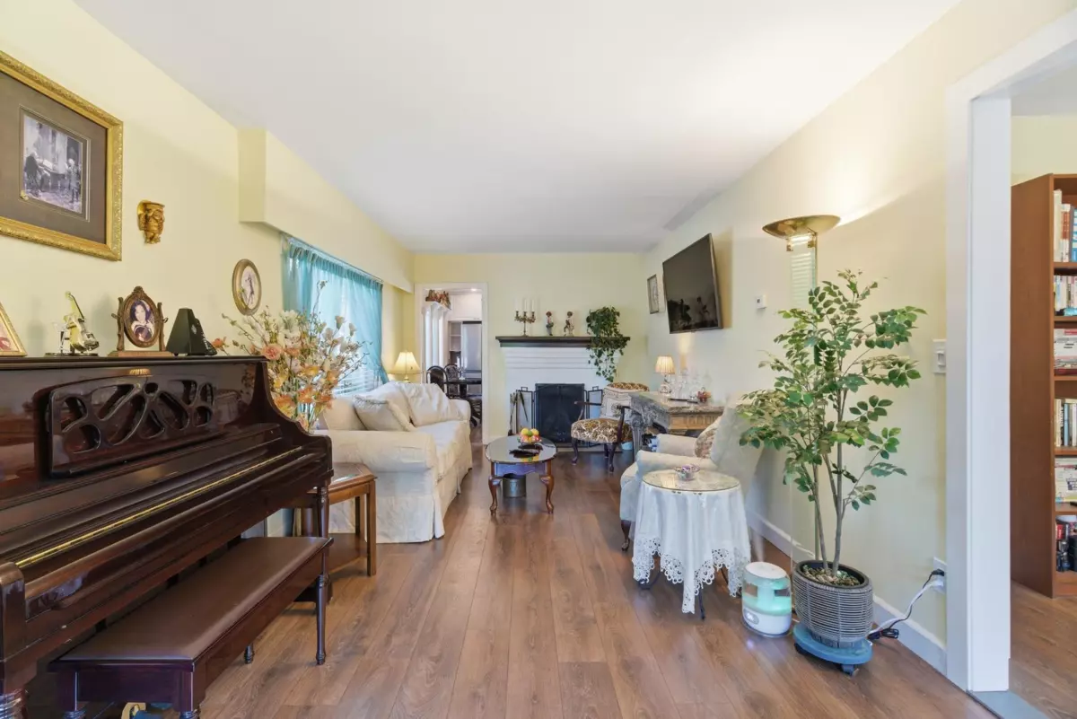 Living Room Photo of 219 E 38th Avenue, Vancouver, BC