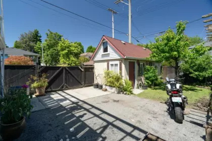 Hot Tub / Spa Photo of 219 E 38th Avenue, Vancouver, BC
